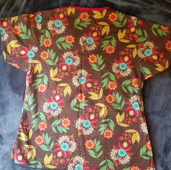 Small size printed, mixed famous-brand scrub tops - Picture 5 of 7